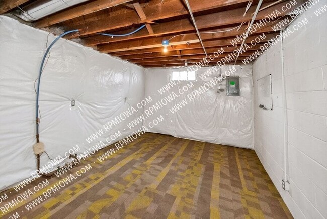 Building Photo - 6717 Roseland Dr