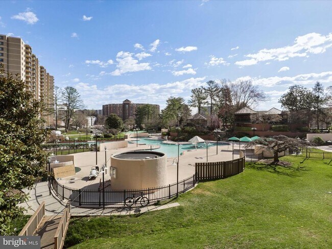 Building Photo - 203 Yoakum Pkwy