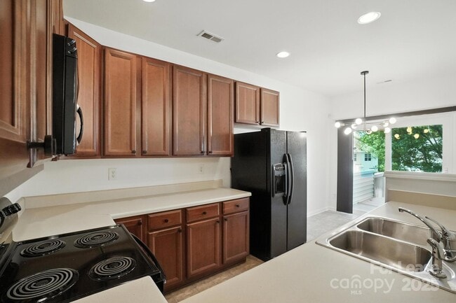 Building Photo - 15554 Stronvar House Ln