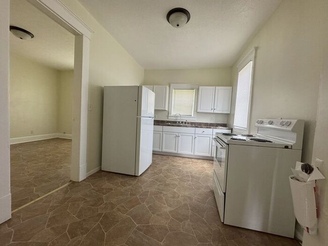 Building Photo - 2 Bedroom Home in the Country