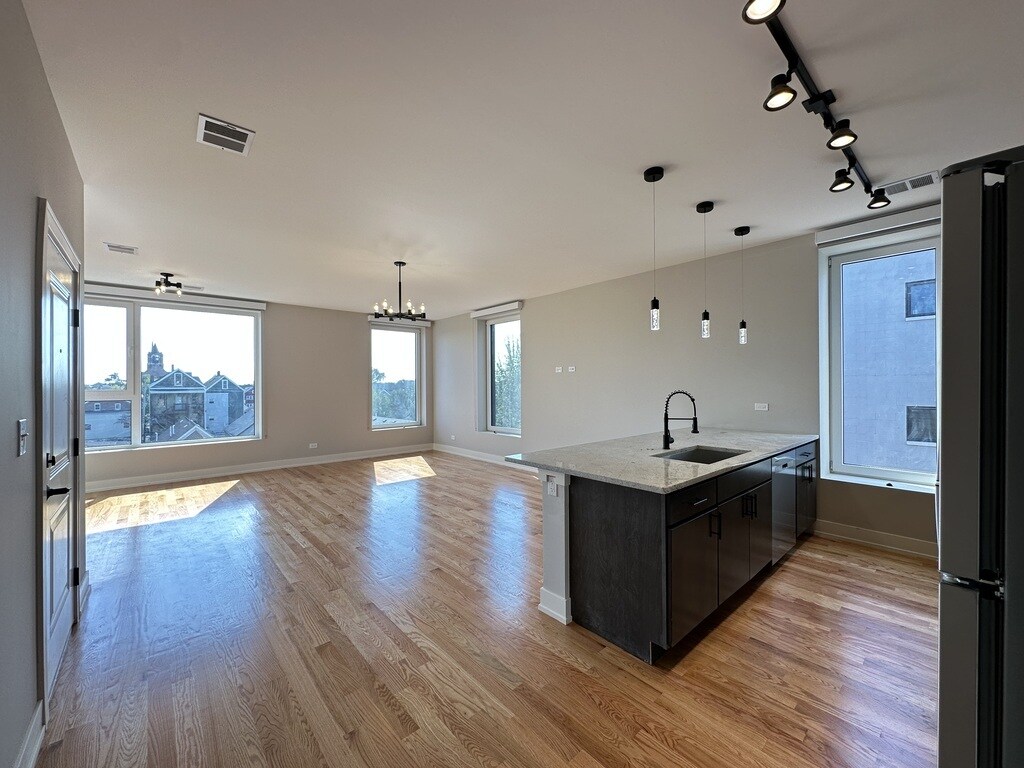 Building Photo - 2100 W 18th Pl