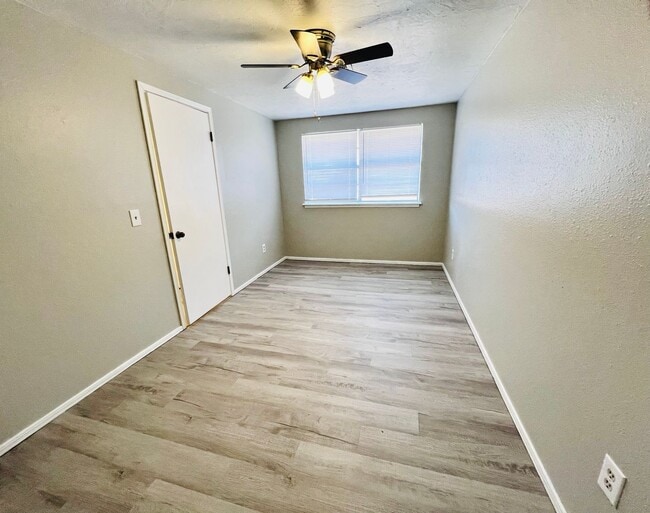 Building Photo - Beautifully Updated 2BD 1BA, Two-Story Dup...