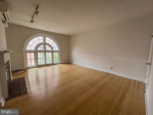 Building Photo - 2038 Locust St