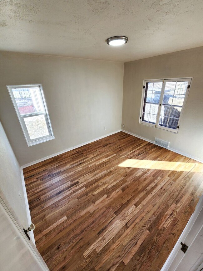 Building Photo - Charming Home with Large Backyard!