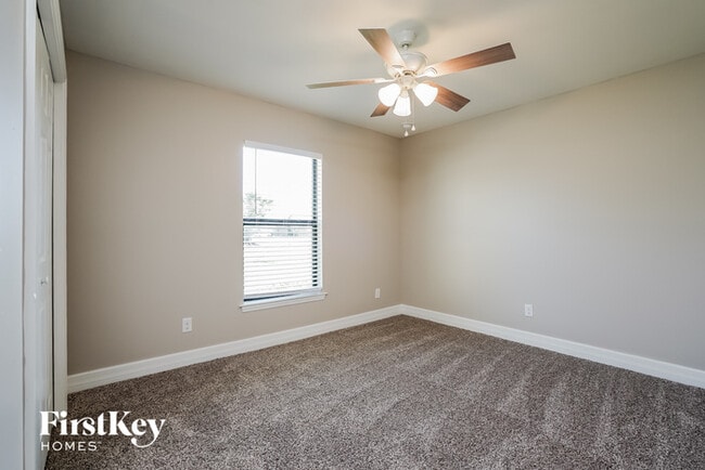 Building Photo - 712 NE Van Loon Ln