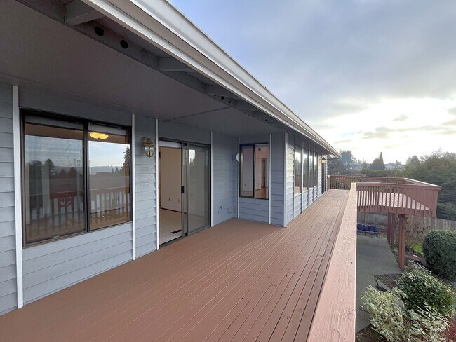 Building Photo - 1870 N Skyline Dr