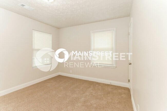 Building Photo - 3 Bedroom Pet-Friendly Home in Louisville, KY with Main Street Renewal