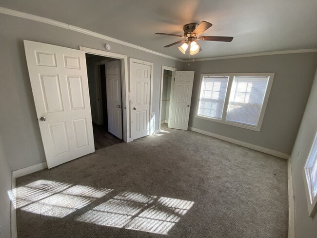 Building Photo - Spacious 2 Bed 1 Bath!