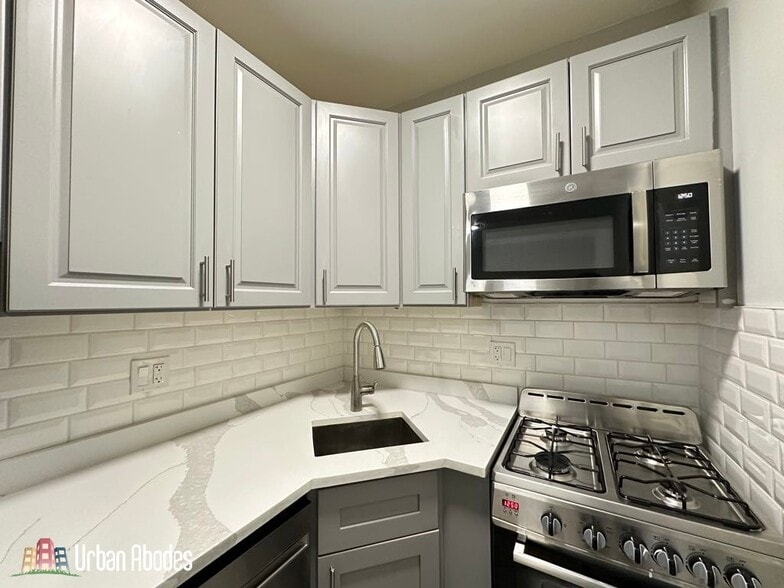 Building Photo - 501 W Belmont Ave