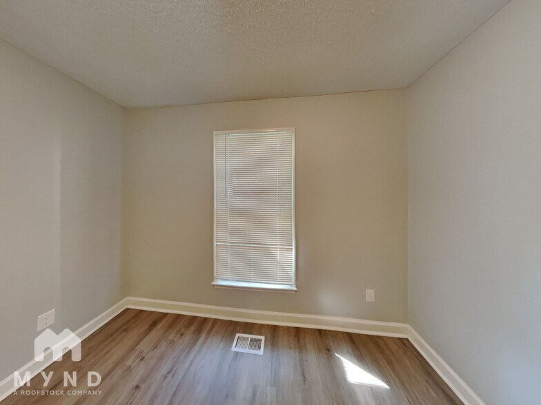 Building Photo - 904 Clifford Dr