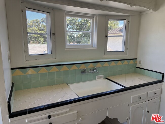 Building Photo - 409 N Monterey St