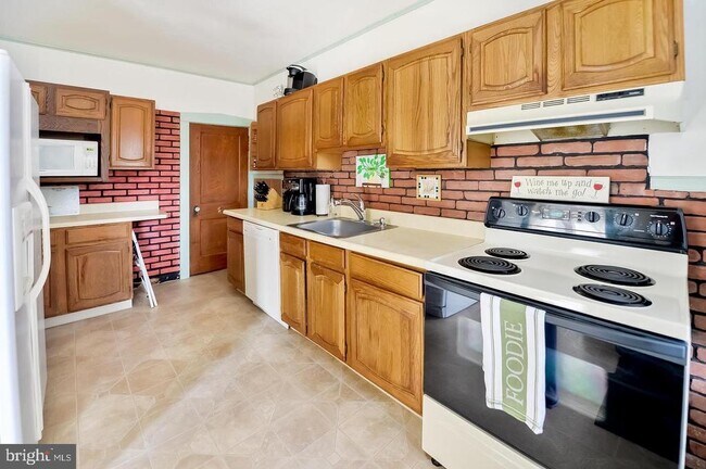 Building Photo - 128 Oak St