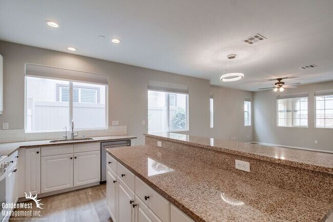 Building Photo - Stunning 3Bdm 2.5Ba Townhome in the Montec...