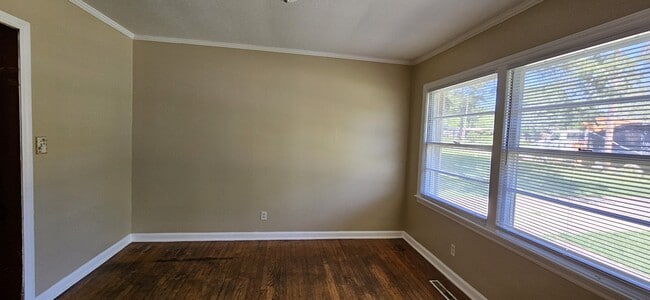 Building Photo - 2004 Roebuck St