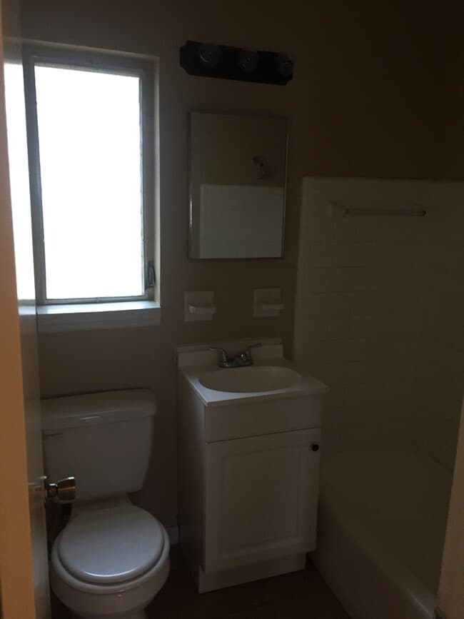 Building Photo - Three Bedroom One Bath