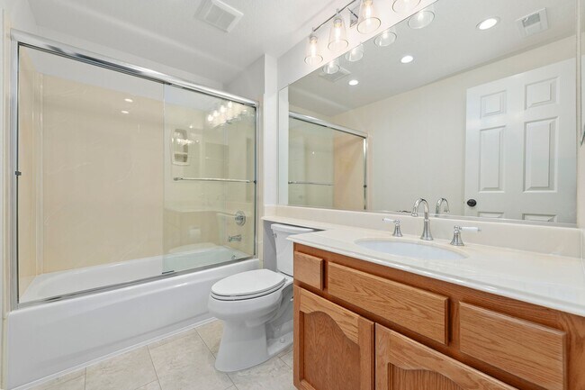 Building Photo - Newly Remodeled Townhome in Desirable Community!