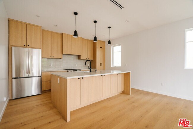 Building Photo - 1201 N McCadden Pl