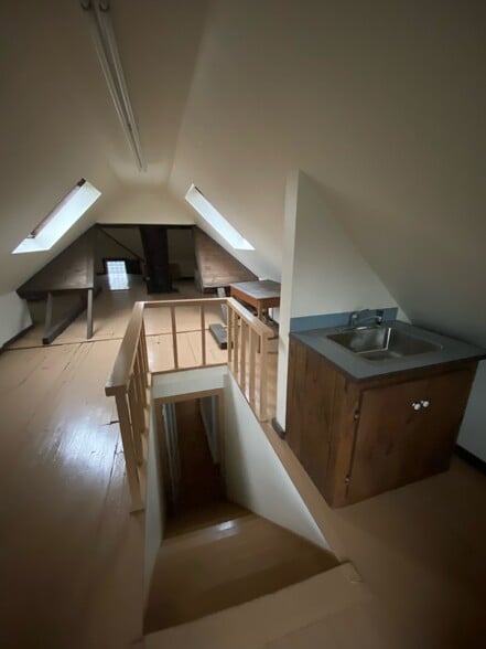 Building Photo - 51 Center St