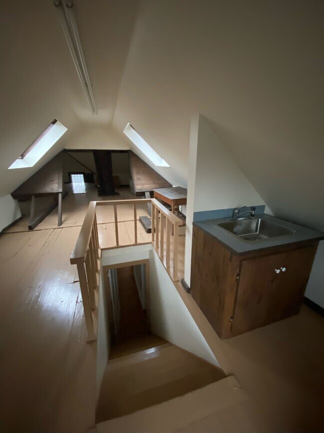 Building Photo - 51 Center St