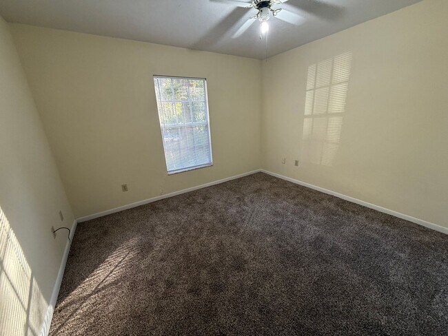 Building Photo - Comfortable SW Gainesville Home with Large Yard