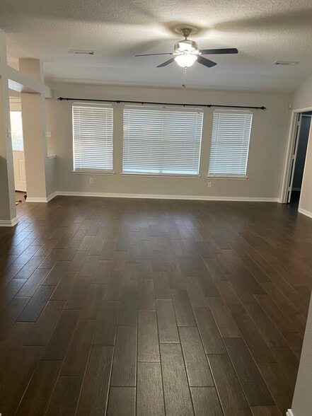 Living room - 1384 Havelock Dr