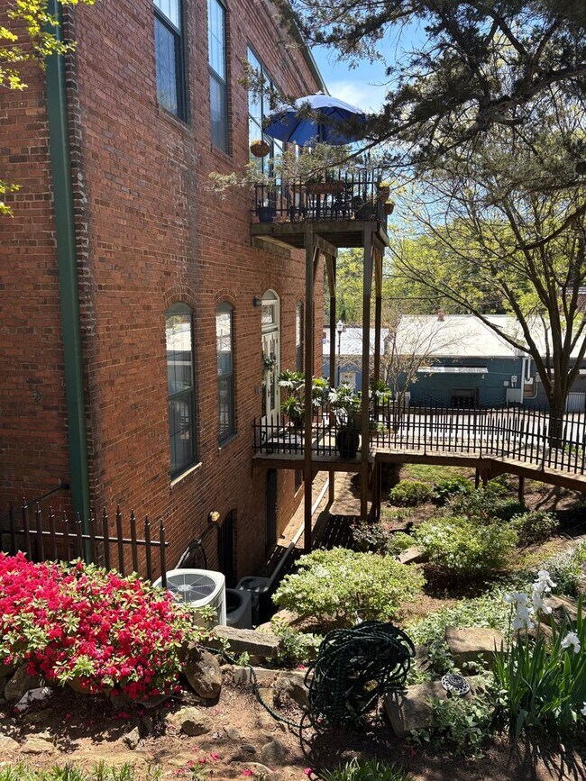 Building Photo - Lovely 2 Bedroom 2 full Bath Historical  Condo in Downtown Easley! Lawn Care and Trash Pickup inc...