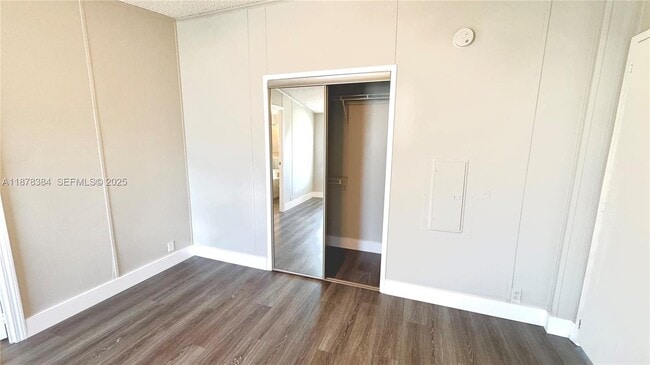 Building Photo - 220 NE 12th Ave