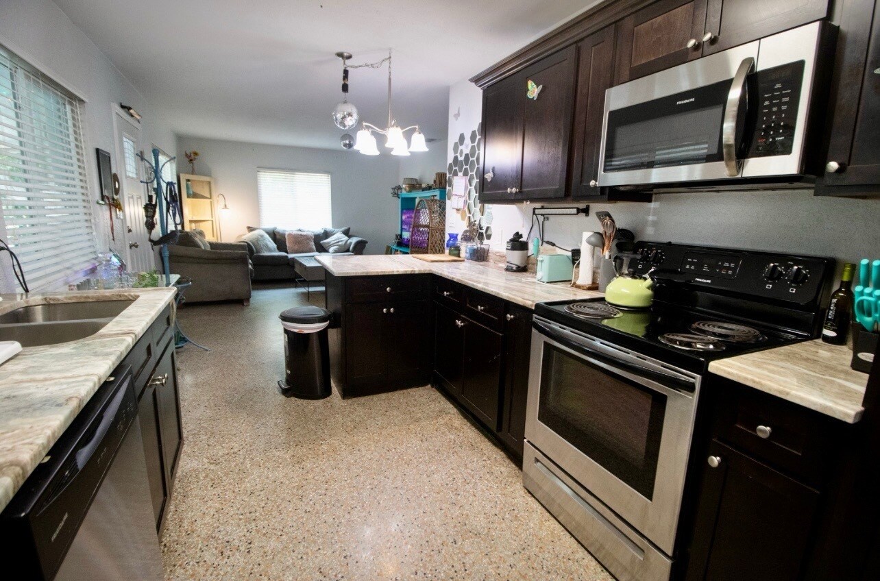 Kitchen - 100 38th Ave SE