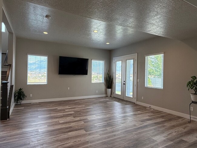 Building Photo - Luxury 7-Bedroom Home with Office, Dayligh...