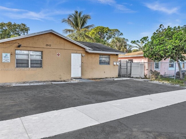 Building Photo - 2512 NW 9th Pl