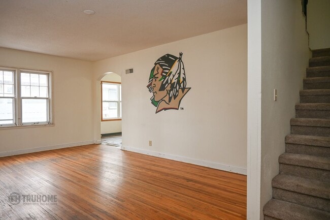 Building Photo - Large 6 Bedroom Home for Rent! Great Location on University!