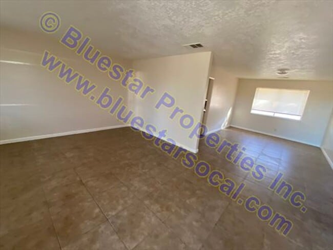 Building Photo - Just Listed in Apple Valley!!!