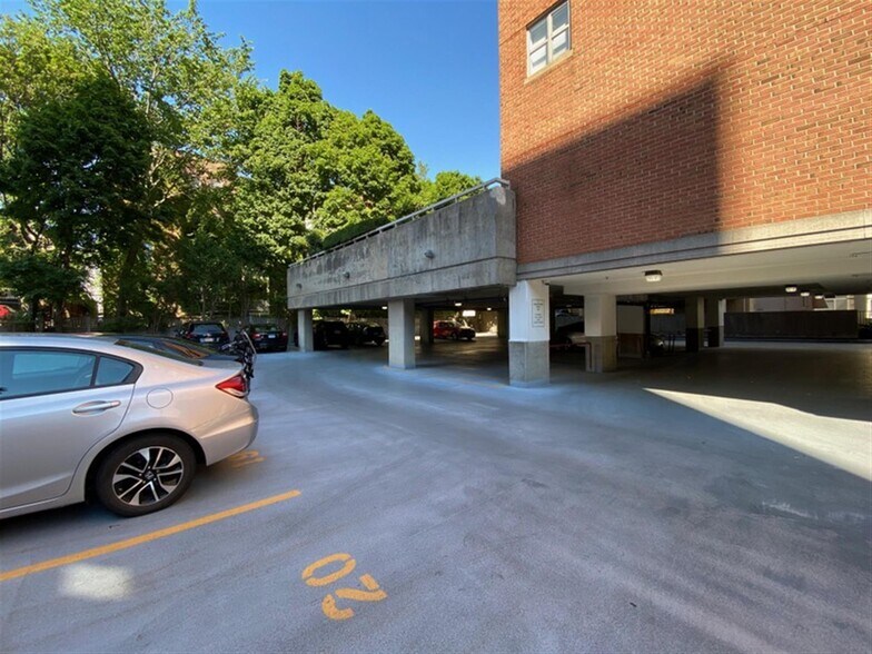 Building Photo - 931 Massachusetts Ave