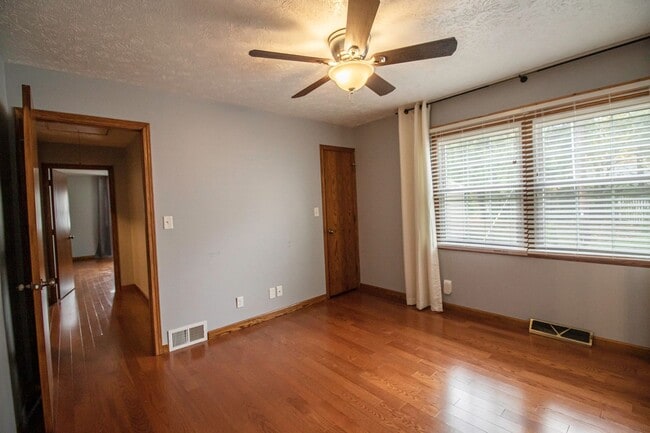 Building Photo - AVAILABLE AUGUST 15TH, 2026 - CHARMING 4 B...