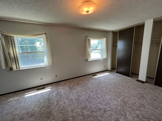 Building Photo - ALL PROSPECTIVE TENANTS MUST SUBMIT A $58 ...