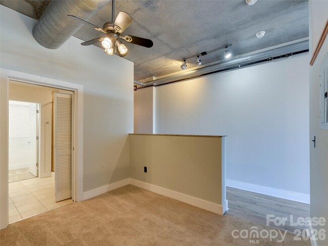 Building Photo - 505 E 6th St