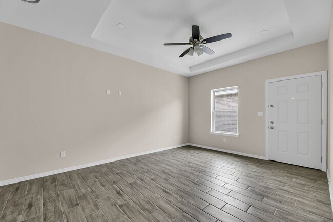 Building Photo - 1100 W Mahala Ave
