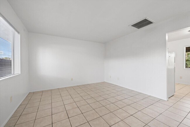 Building Photo - 3010 N Sparkman Blvd