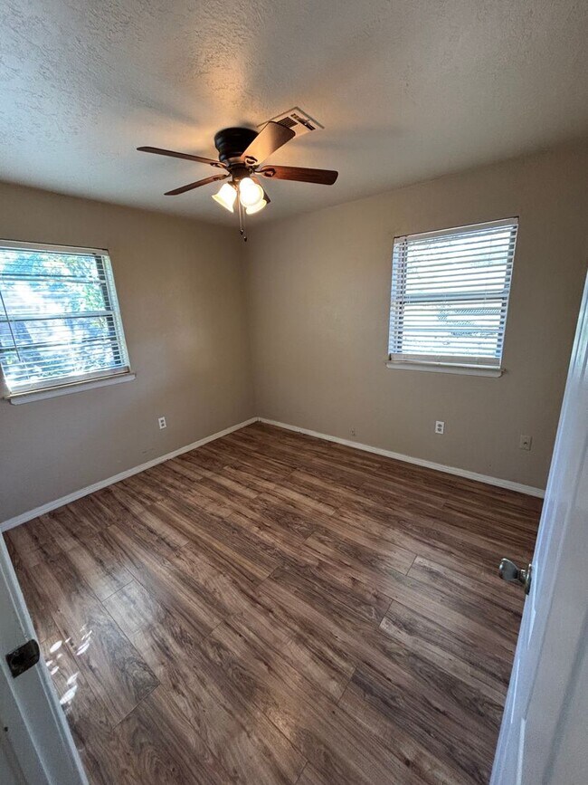 Building Photo - 3 bedroom, 1 3/4 baths NOW AVAILABLE in the Eisenhower School District!