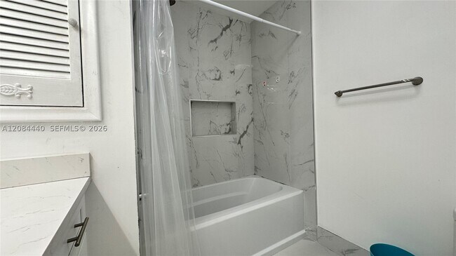 Building Photo - 566 SW 20th Ct