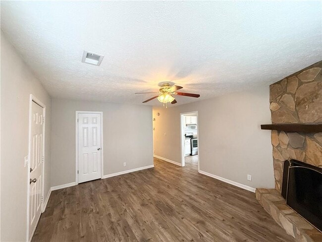 Building Photo - 1050 Mathews Ct