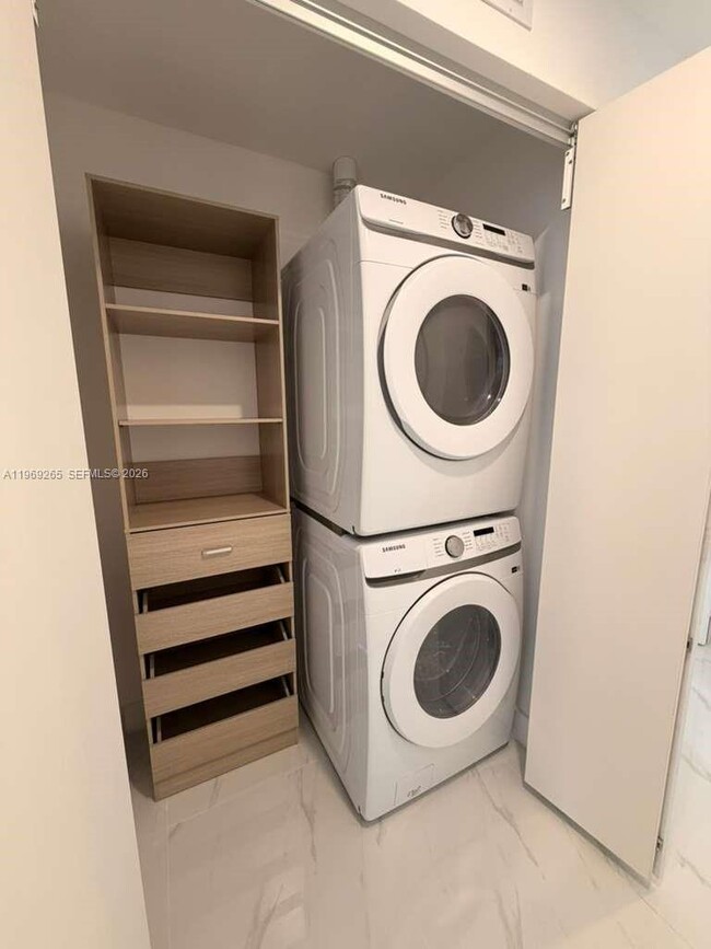 Building Photo - 700 NE 24th St