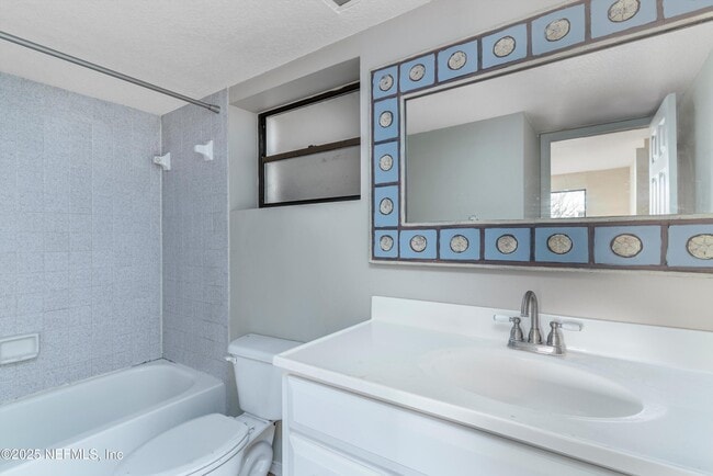 Building Photo - 221 6th St S