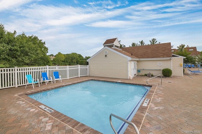 Building Photo - 2117 Whispering Hills Dr