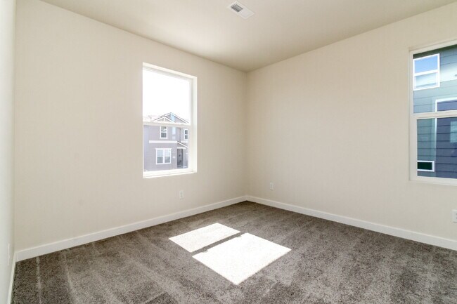 Building Photo - Scenic Auburn Living with Modern Comfort & Easy Seattle/Tacoma Access