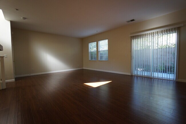 Building Photo - Beautiful 3 Bedroom Condo in Rancho!
