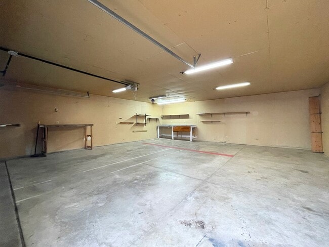 Building Photo - 3 Bedroom With Oversized Garage
