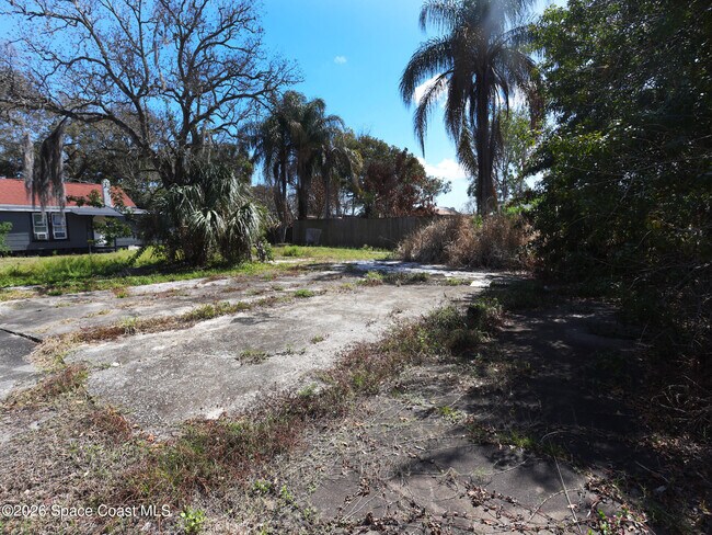 Building Photo - 317 Pineda St