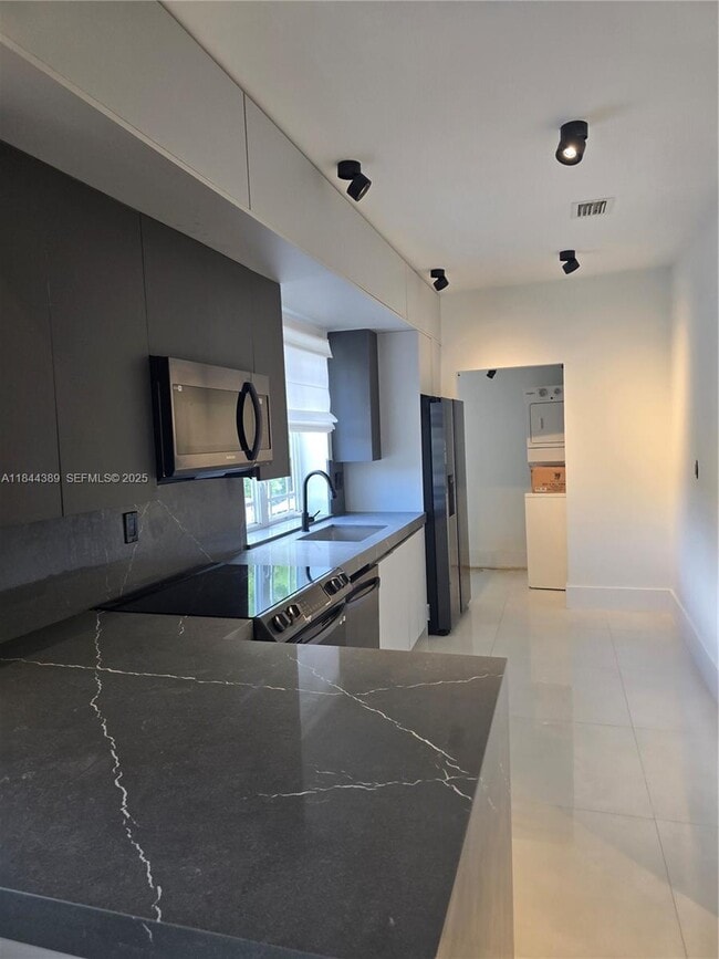 Building Photo - 1033 Tyler St