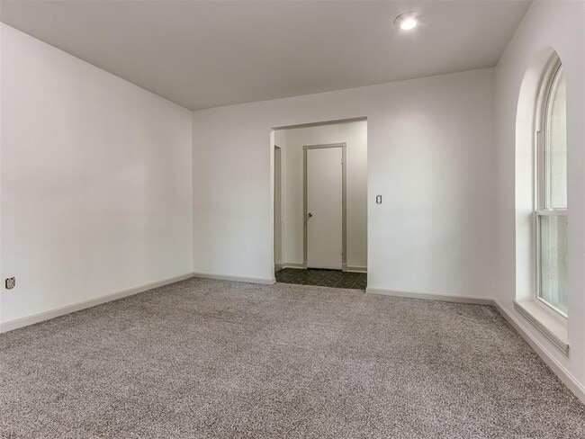 Building Photo - 616 Whispering Oak Rd